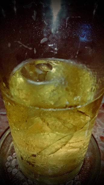 茶在玻璃。图片下载