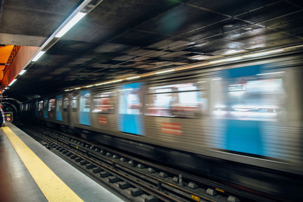 地铁在运行图片下载