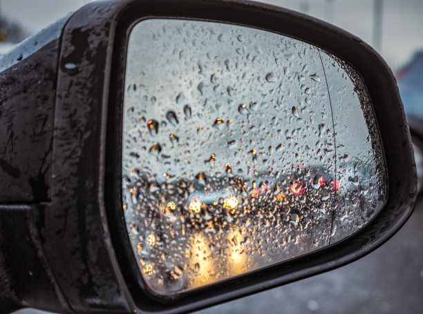 雨水覆盖的后视镜素材图片