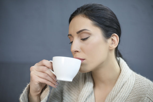 自然美景写真美丽年轻女性饮茶或咖啡休闲的生活方式图片下载