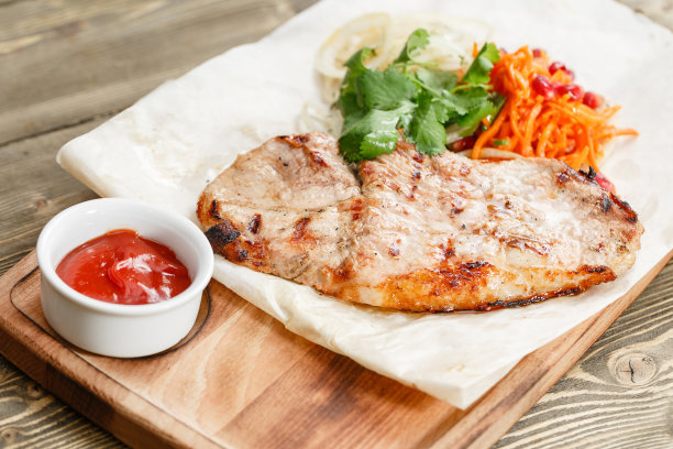 猪肉牛排烧烤。放在质朴的桌子上的木板上。烧烤餐厅的菜单，一系列不同肉类的照片图片下载