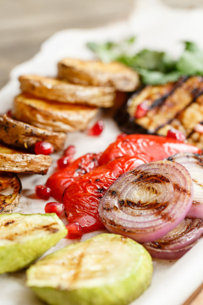 烤蔬菜。放在质朴的桌子上的木板上。餐厅烧烤菜单，一系列不同菜品的照片图片下载