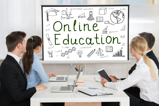 商务人士看在线教育演示图片下载