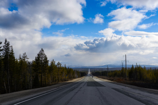加拿大萨斯喀彻温大草原上长长的平坦公路图片下载