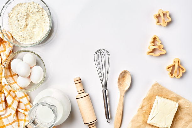 烘烤的对象和配料，白色背景上的饼干塑料模具。面粉，鸡蛋，擀面杖，打蛋器，牛奶，黄油，奶油。俯视图，文本空间图片下载