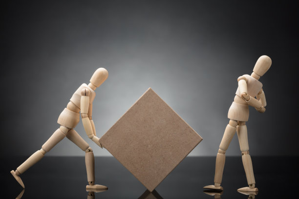 背疼的木制假人举起硬纸盒图片下载