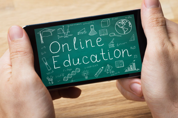 手持智能手机显示在线教育的人图片下载