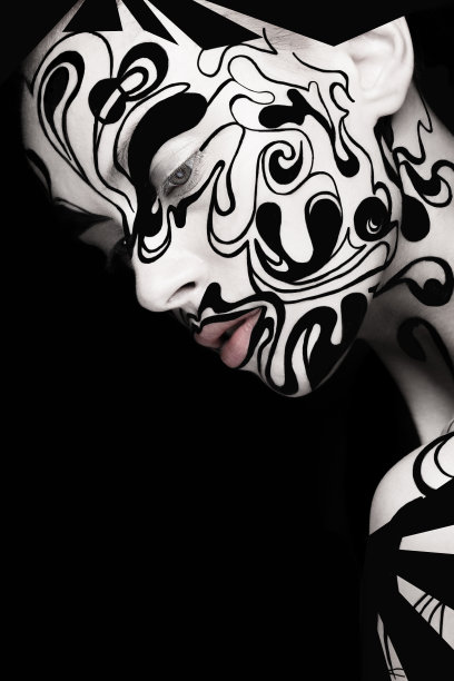 美丽的女孩与艺术黑白化妆和指甲。创造美丽的脸。图片下载