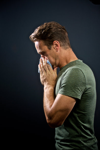 擤鼻子治疗鼻窦炎和流感图片下载