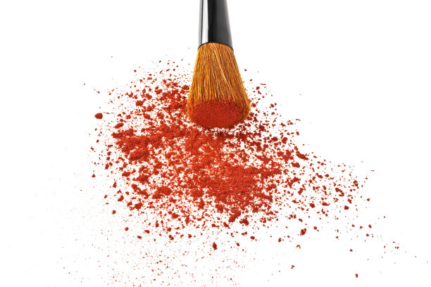 化妆刷和粉末隔离在白色背景上素材图片