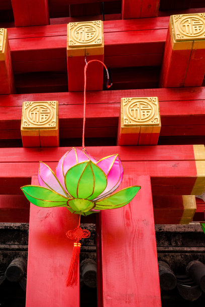 金字“福”的红柱上挂着荷花灯笼图片下载