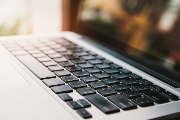 数码科技笔记本电脑放在木质的房间里，instagram风格的滤镜照片复古色调图片下载