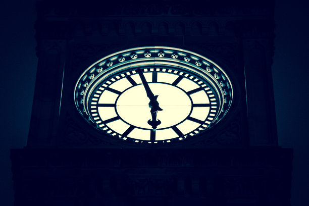 钟塔上的钟面正在显示下午6点前的时间图片下载