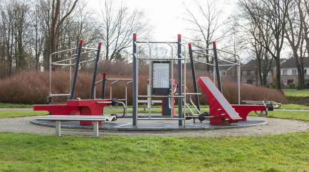 公园里的运动器材图片下载