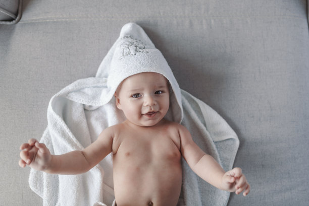 宝宝洗澡后用毛巾洗澡图片下载