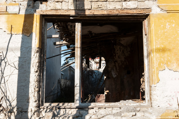 战争区被炮弹摧毁的废弃房屋的窗户和残骸图片下载