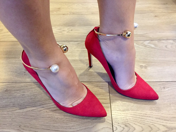 女人在情人节送红鞋礼物图片下载