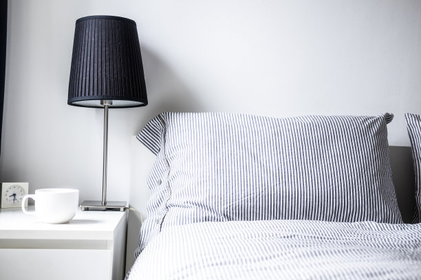 白灰色极简主义卧室设计图片下载