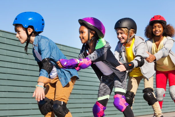 快乐的孩子们一起在户外滑旱冰图片下载