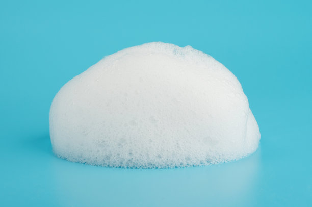 肥皂泡沫泡沫隔离上的蓝色背景物体美保健概念图片下载