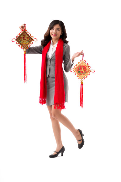 年轻漂亮的女人在庆祝春节图片下载