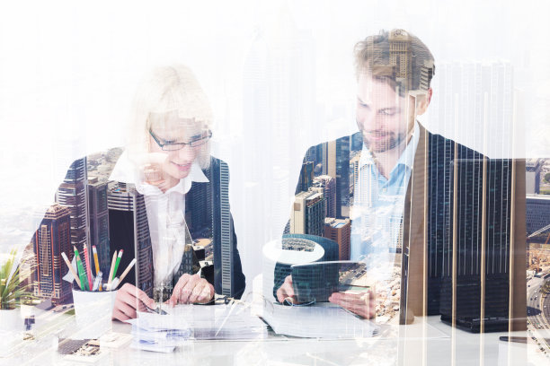 两个计算账单的商人图片下载