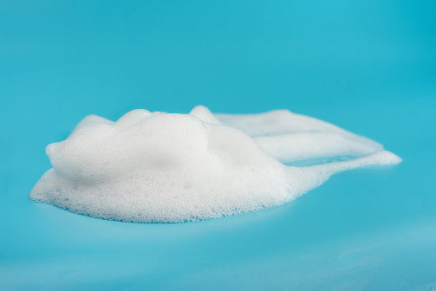 肥皂泡沫泡沫隔离上的蓝色背景物体美保健概念图片下载