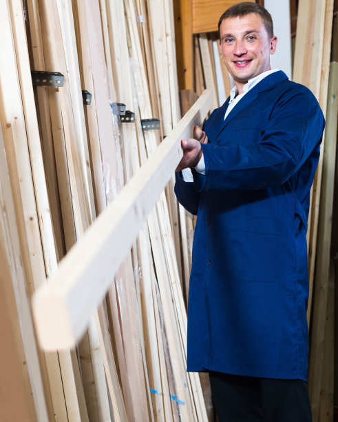 穿制服的人像在画框工作室选用压缩密实木材图片下载