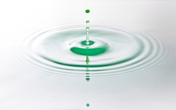 白色背景上的绿色水滴图片下载