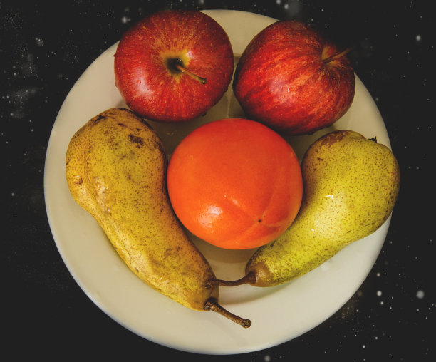 不同的水果在一个空间背景图片下载