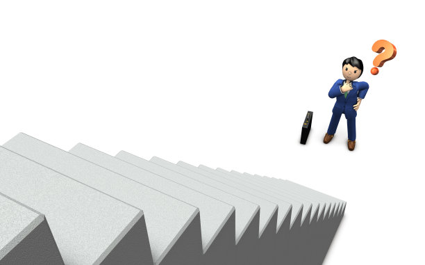 商人正站在一个大楼梯前。他有很大的希望。图片下载