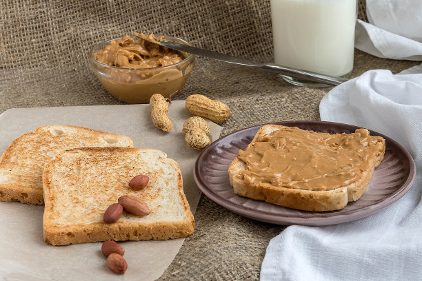 三明治配花生酱，烤面包，牛奶，花生。图片下载