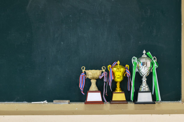 在黑板上获得了许多奖杯图片下载