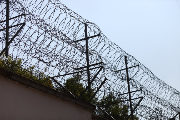 倒钩铁丝监狱墙图片下载