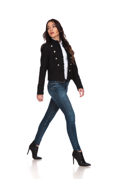 一个随意走着的女人的侧视图，回头看了看图片下载