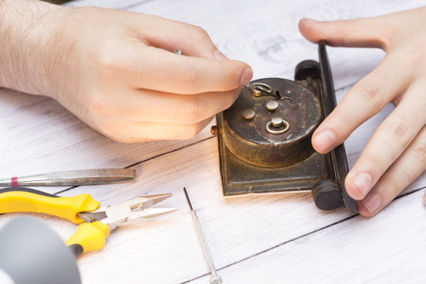 工作中的钟表匠图片下载