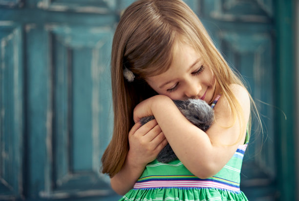 小女孩和小兔子图片下载