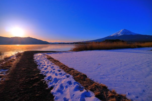 从日本川口湖滨的富士山日出的雪景图片下载