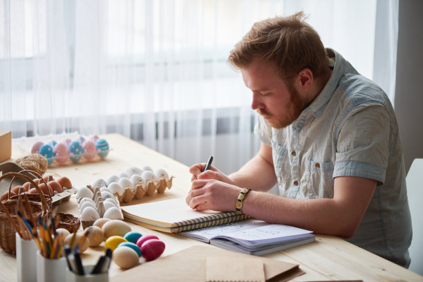 集中插画师在车间绘制复活节彩蛋图片下载