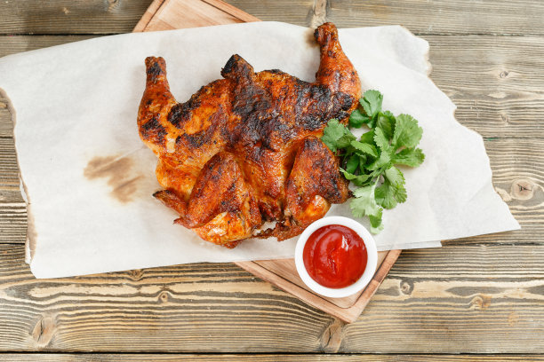 烤鸡。放在质朴的桌子上的木板上。烧烤餐厅的菜单，一系列不同肉类的照片图片下载