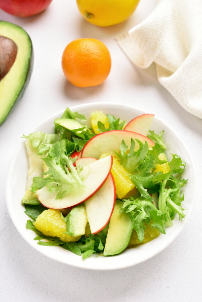 水果蔬菜沙拉配红苹果，鳄梨，橙片图片下载