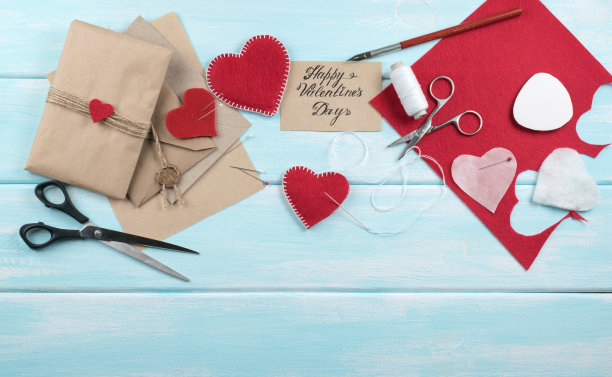 有手工和缝纫工具的工作空间为情人节带来了温暖。图片下载