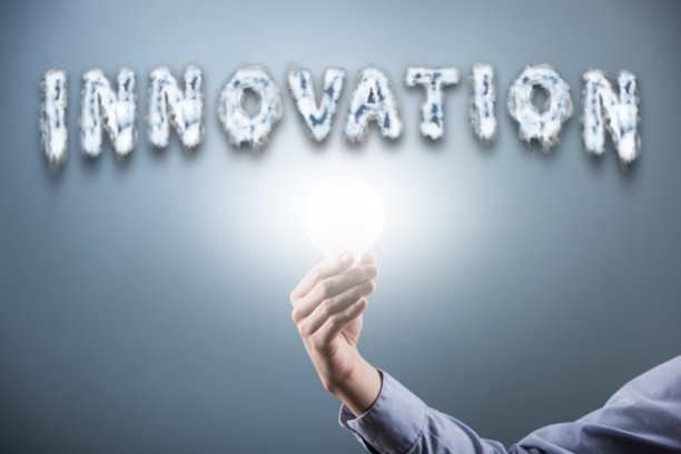 休闲女商人手持云文字灯泡创新(点击更多)图片下载