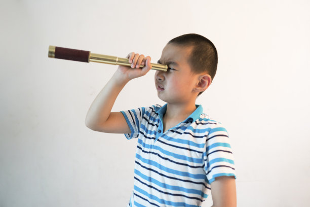 带望远镜的亚洲男孩图片下载
