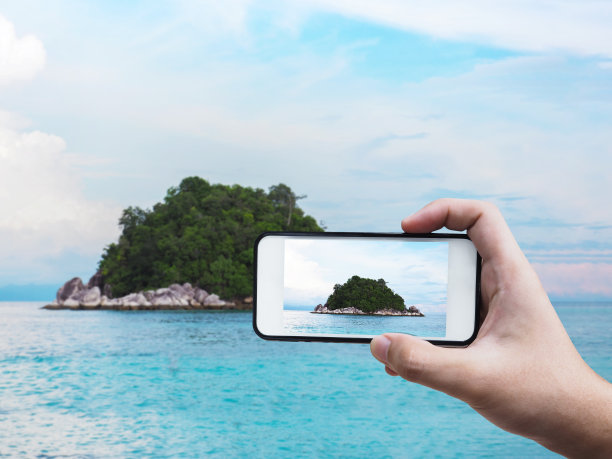 手持手机拍摄海岛图片下载