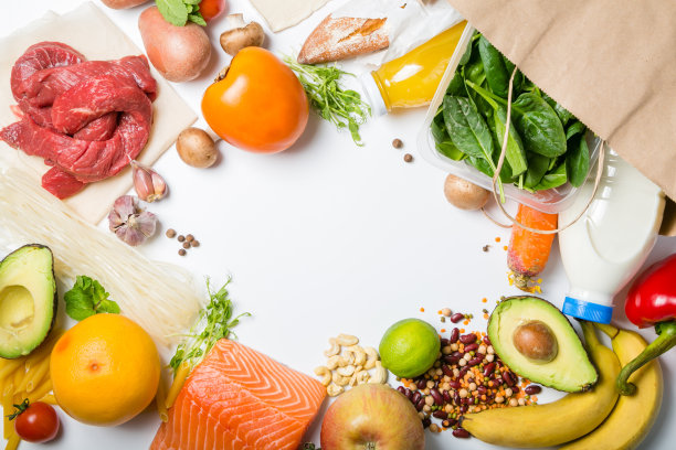 超市购物的概念。均衡的饮食概念。白色背景上的新鲜食品和购物袋图片下载