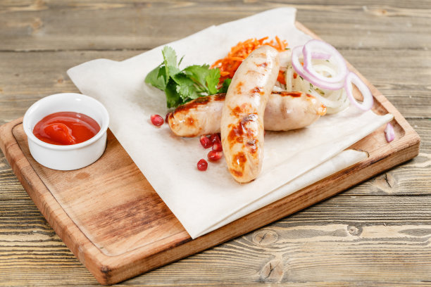 烤香肠。放在质朴的桌子上的木板上。烧烤餐厅的菜单，一系列不同肉类的照片图片下载