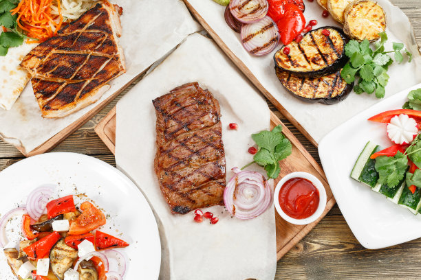 大理石牛肉和猪肉烤牛排。放在质朴的桌子上的木板上。烧烤餐厅的菜单，一系列不同肉类的照片图片下载