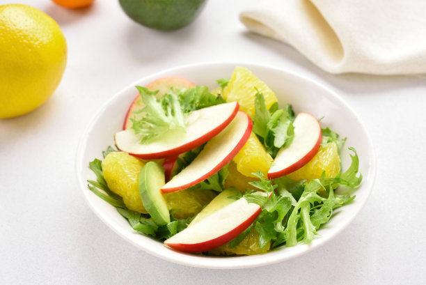 水果蔬菜沙拉配红苹果，鳄梨，橙片图片下载