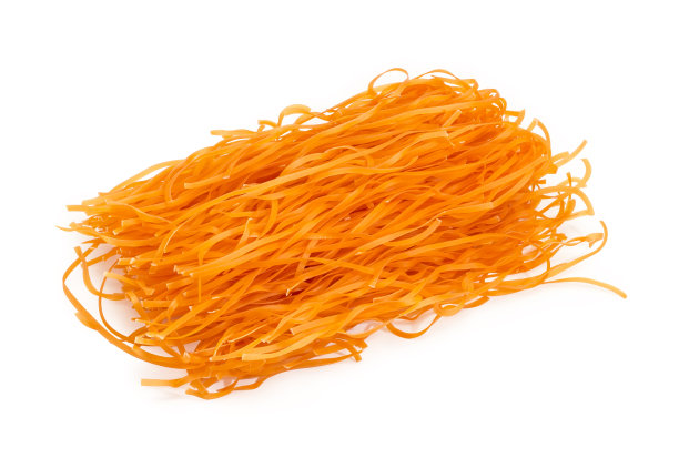 白底色上加辣椒粉的橙子干面条图片下载